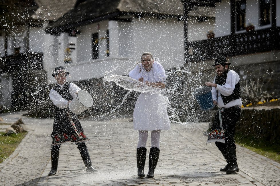 Velikonoce v Maďarsku: V tamní vesnici se polévají dívky vodou pro štěstí (2. 4. 2021).