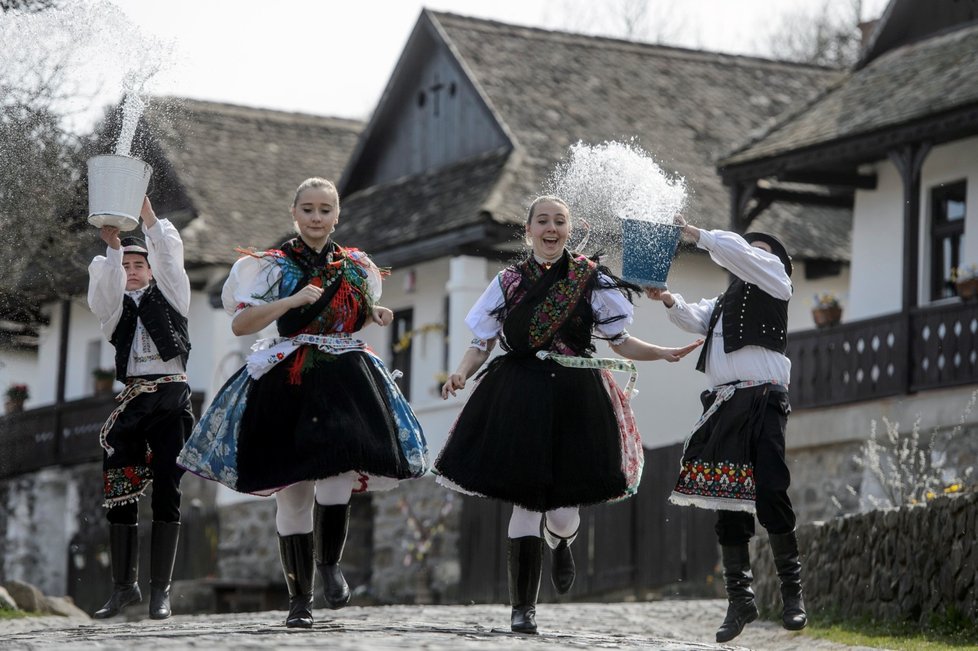 Velikonoce v Maďarsku: V tamní vesnici se polévají dívky vodou pro štěstí (2. 4. 2021).