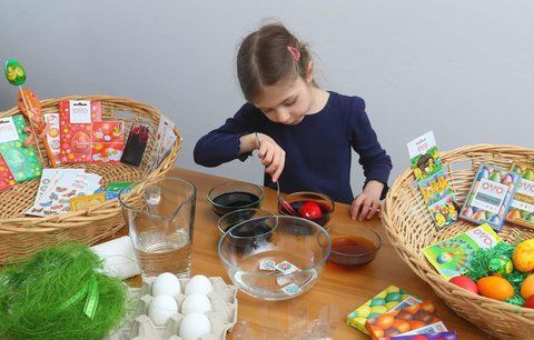 Pravé české rodinné Velikonoce: Pusťte se do barvení vajec s dětmi!