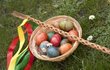 Pro Čechy je na Velikonoce typická pomlázka a barvená vajíčka.