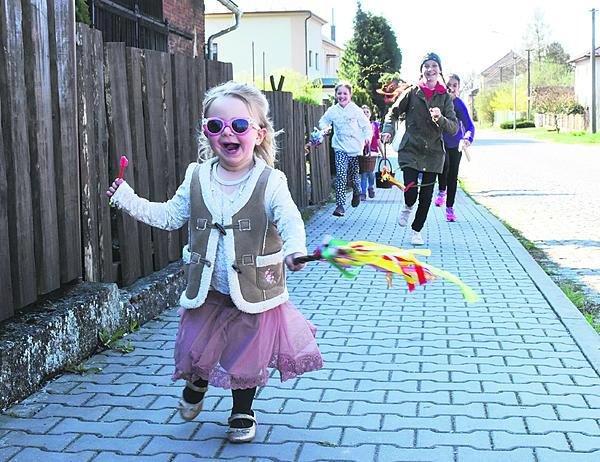 Julinka (2) vyrazila s děvčaty na svoji úplně první holčičí koledu.