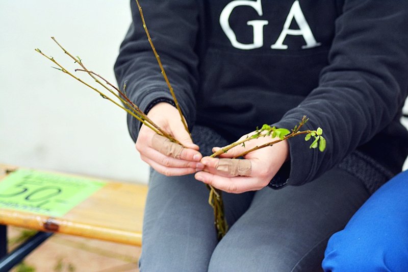 Proutek, který je nahoře jedné strany, vložíme mezi proutky na druhou stranu a spodem ho vrátíme zpět na jeho původní stranu, ale úplně dospodu. 4 vpravo a 4 vlevo.