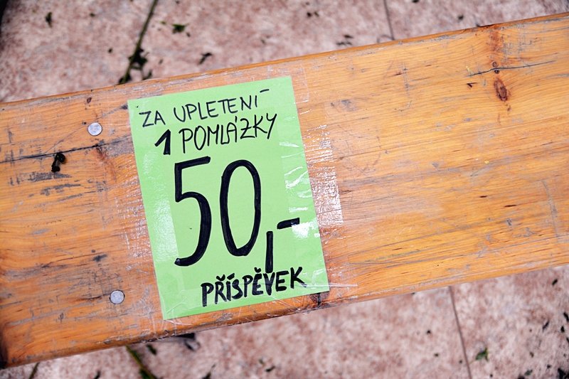 Pražané si mohli za 50 korun uplést vlastní pomlázku.