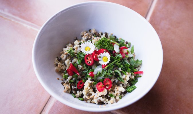 Květy sedmikrásek i fialek můžete přidávat do salátů třeba s quinoou.