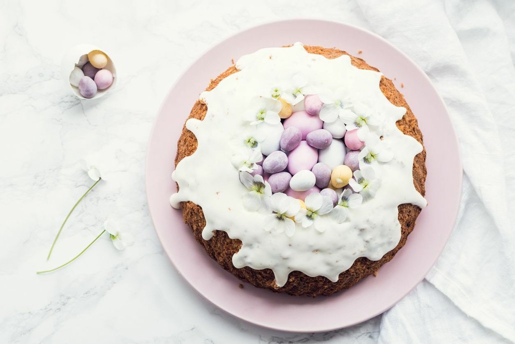 Velikonoční dort s jedlými květy potěší oko i chuťové buňky