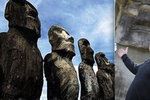 Pavel Pavel naučil chodit obří sochy moai na Velikonočním ostrově.