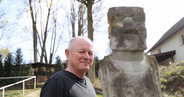 Pavel Pavel si vše nejdříve vyzkoušel v Čechách na dvacetitunové replice moai z betonu, která dodnes stojí ve Strakonicích.