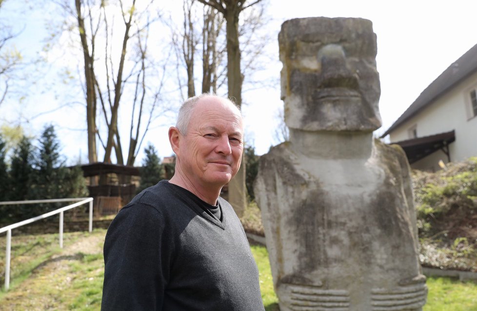 Pavel Pavel si vše nejdříve vyzkoušel v Čechách na dvacetitunové replice moai z  betonu, která dodnes stojí ve Strakonicích.