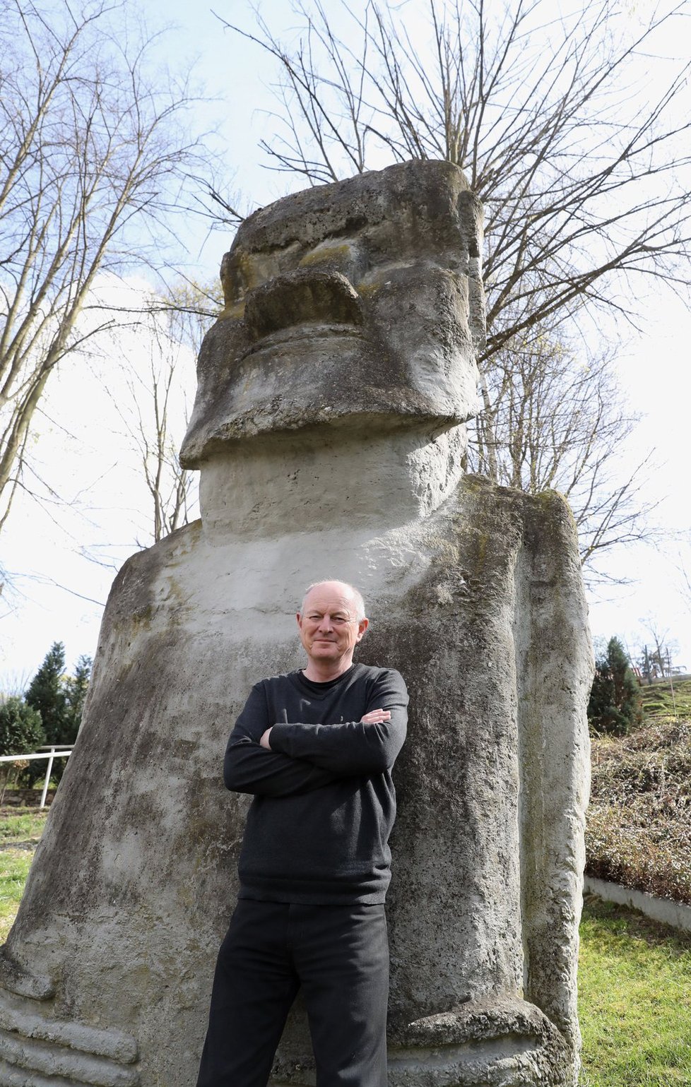 Pavel Pavel u repliky moai ve Strakonicích.