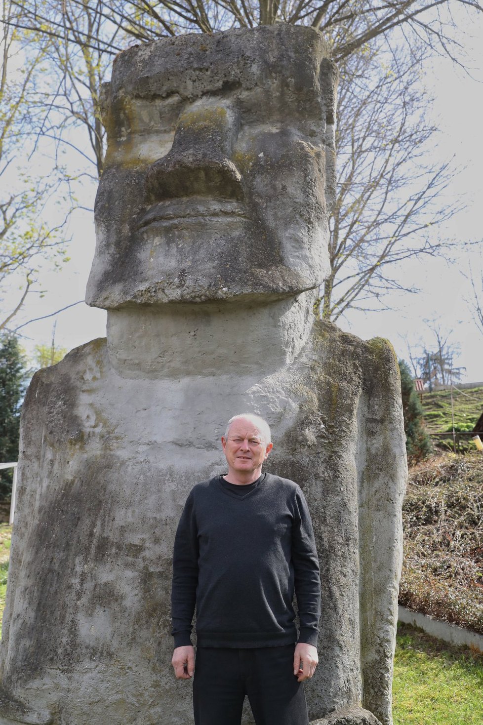 Pavel Pavel u repliky moai ve Strakonicích