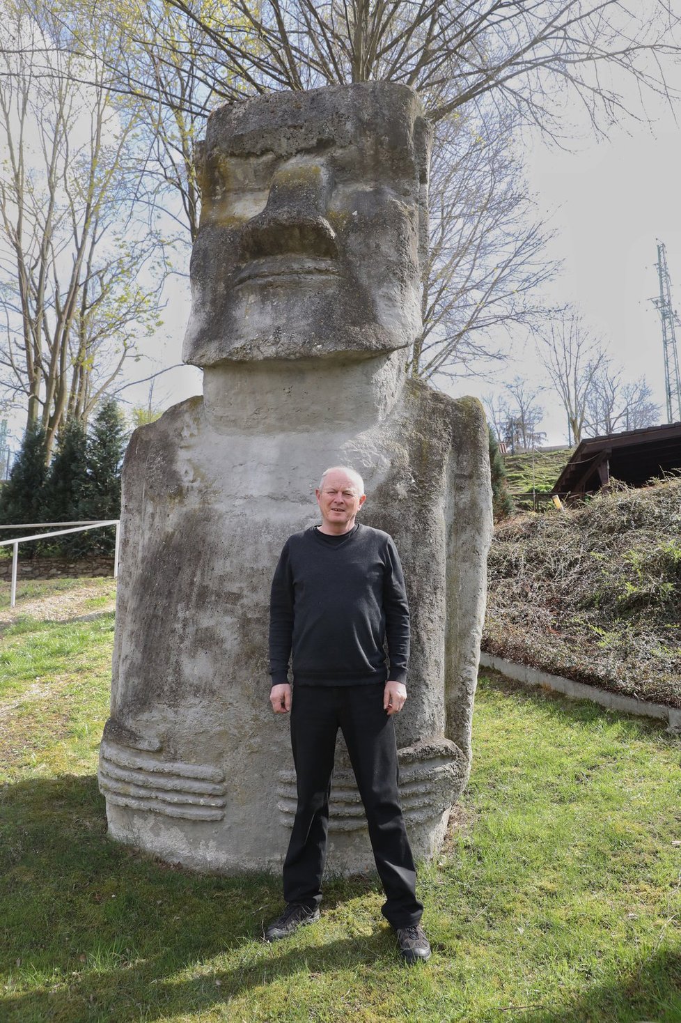 Pavel Pavel u repliky moai ve Strakonicích.