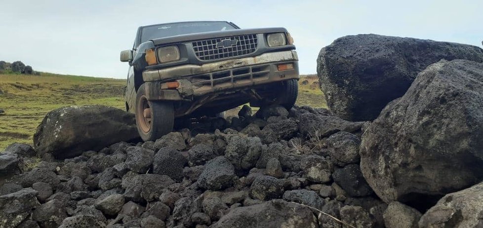 Motorista na Velikonočním ostrově naboural do jedné z obřích soch, způsobil nevyčíslitelné škody. (1. března 2020)