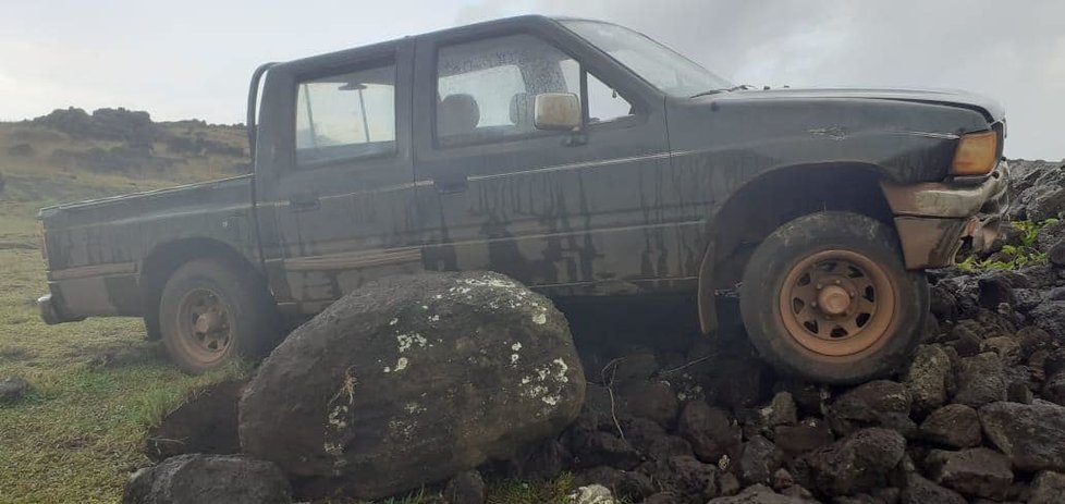 Motorista na Velikonočním ostrově naboural do jedné z obřích soch, způsobil nevyčíslitelné škody. (1. března 2020)