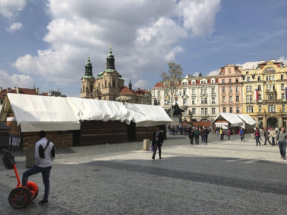 Trhy na Staroměstském náměstí rostly celý týden. Takto vypadaly ve středu, tedy tři dny před spuštěním.