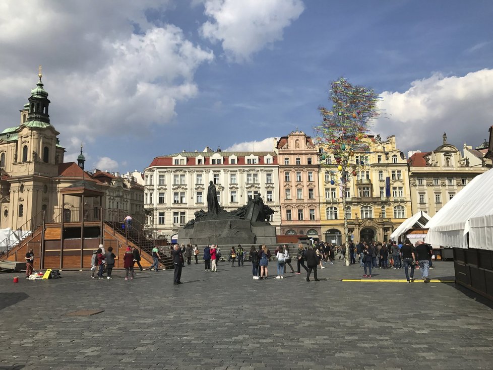 Trhy na Staroměstském náměstí rostly celý týden. Takto vypadaly ve středu, tedy tři dny před spuštěním.