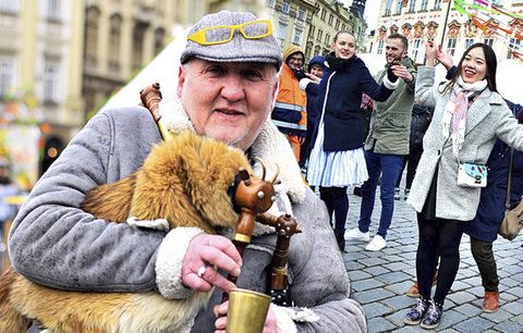 Turisté na Staromáku tancují mazurku: Velikonoční trhy je baví, co je na nich vůbec poprvé?