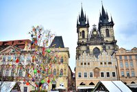 Velikonoční trhy v centru Prahy startují už v sobotu. Ozdobí je čtyřmetrový zajíc a přes kilometr girland