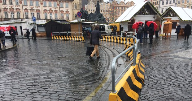 Protiteroristické betonové zábrany u Staroměstského náměstí