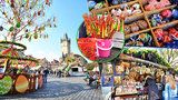 Centrum Prahy hraje barvami. Velikonoční trhy lákají na kraslice i klobásy