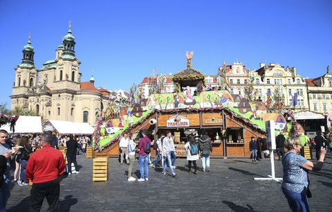 Na trzích beránci a kraslice, na věžích nevšední výhled, v zoo velikonoční krmení: Kam v Praze na svátky?