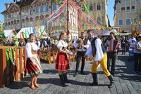 Velikonoční trhy na Staromáku odstartovaly. Zpívalo se i tančilo