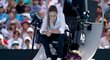 Rozhodčí Marijana Veljovičová v debatě s Rogerem Federerem