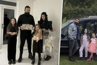 Pronásledují duchy a jezdí v pohřebáku: Rodinka připomíná slavné Addamsovy