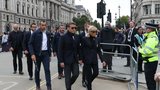Macron s Brigitte naštvali truchlící Brity: Poklona královně v teniskách?
