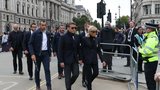 Macron s Brigitte naštvali truchlící Brity: Poklona královně v teniskách?