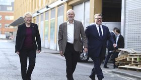 Angela Eagleová (vlevo) vyzvala na souboj šéfa labouristů Jeremyho Corbyna (uprostřed).