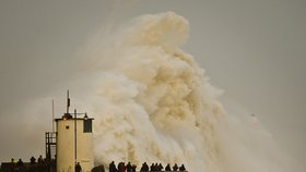 Rozbouřené moře: Anglii zasáhl cyklon