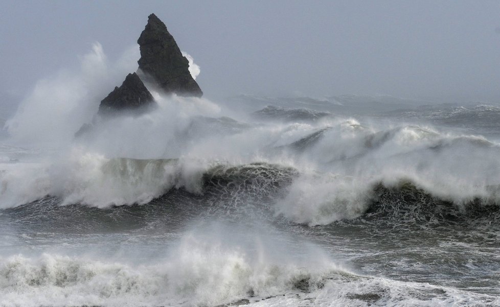 Rozbouřené moře bičuje britské pobřeží