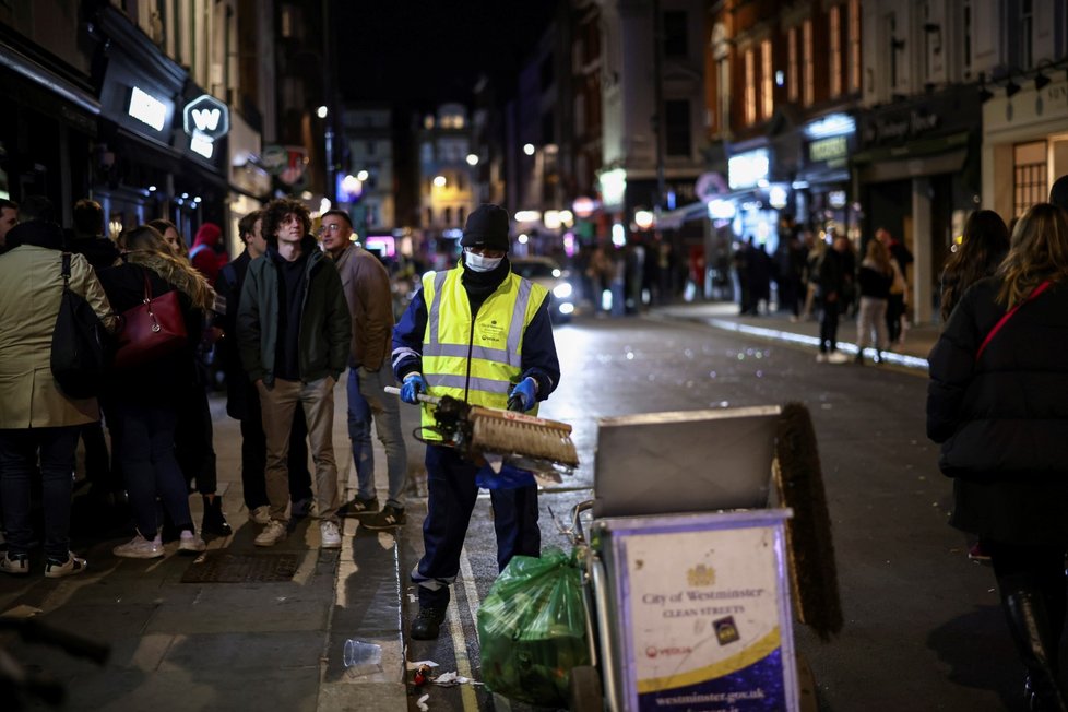 Britové si v pondělí večer užívali znovuotevření zahrádek restaurací (12. 4. 2021)