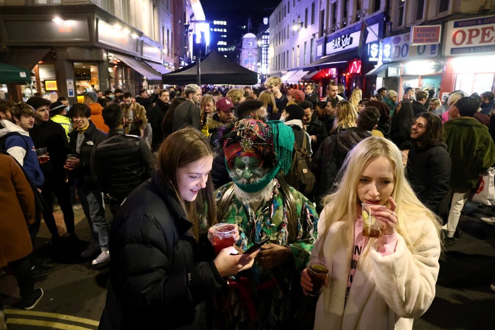 Britové si v pondělí večer užívali znovuotevření zahrádek restaurací (12. 4. 2021)