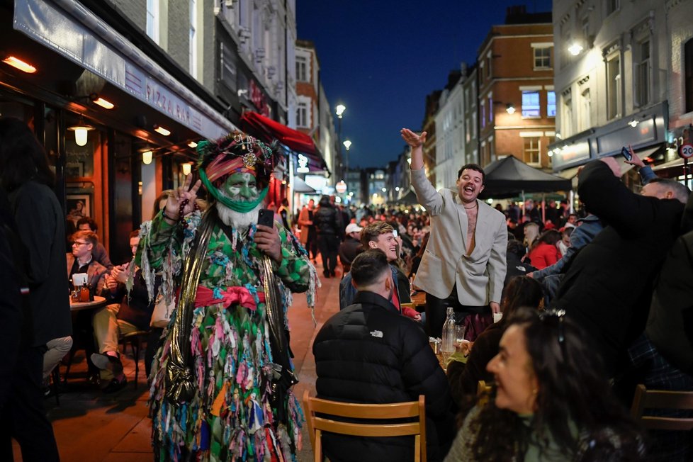 Britové si v pondělí večer užívali znovuotevření zahrádek restaurací (12. 4. 2021)