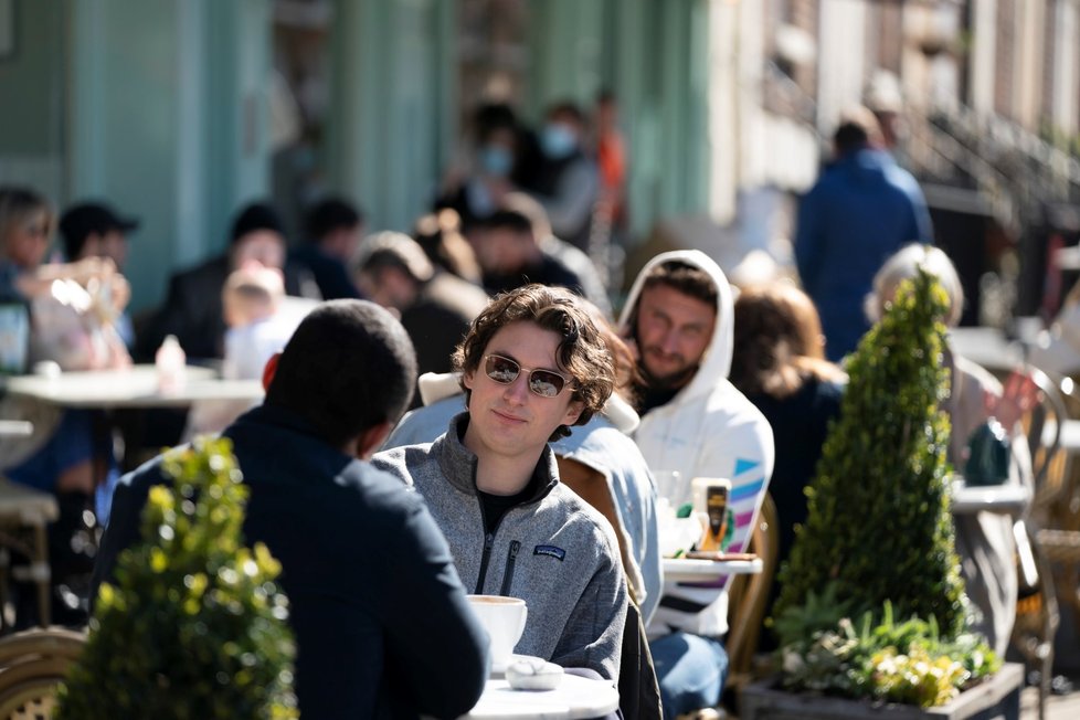 Britové si v pondělí večer užívali znovuotevření zahrádek restaurací (12. 4. 2021)