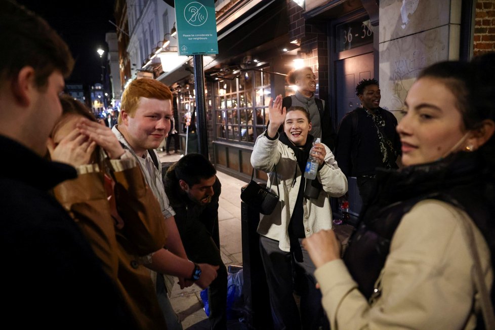 Britové si v pondělí večer užívali znovuotevření zahrádek restaurací (12. 4. 2021).