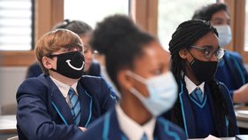 Přitvrzení v Anglii: Středoškoláci ve školách jen s rouškami