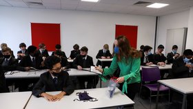 Přitvrzení v Anglii: Středoškoláci ve školách jen s rouškami
