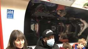 Ačkoliv v Británii platí pravidlo nošení roušek v metru, někteří lidé si s tím již hlavu nedělají.