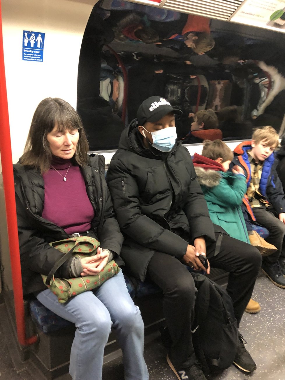 Ačkoliv v Británii platí pravidlo nošení roušek v metru, někteří lidé si s tím již hlavu nedělají