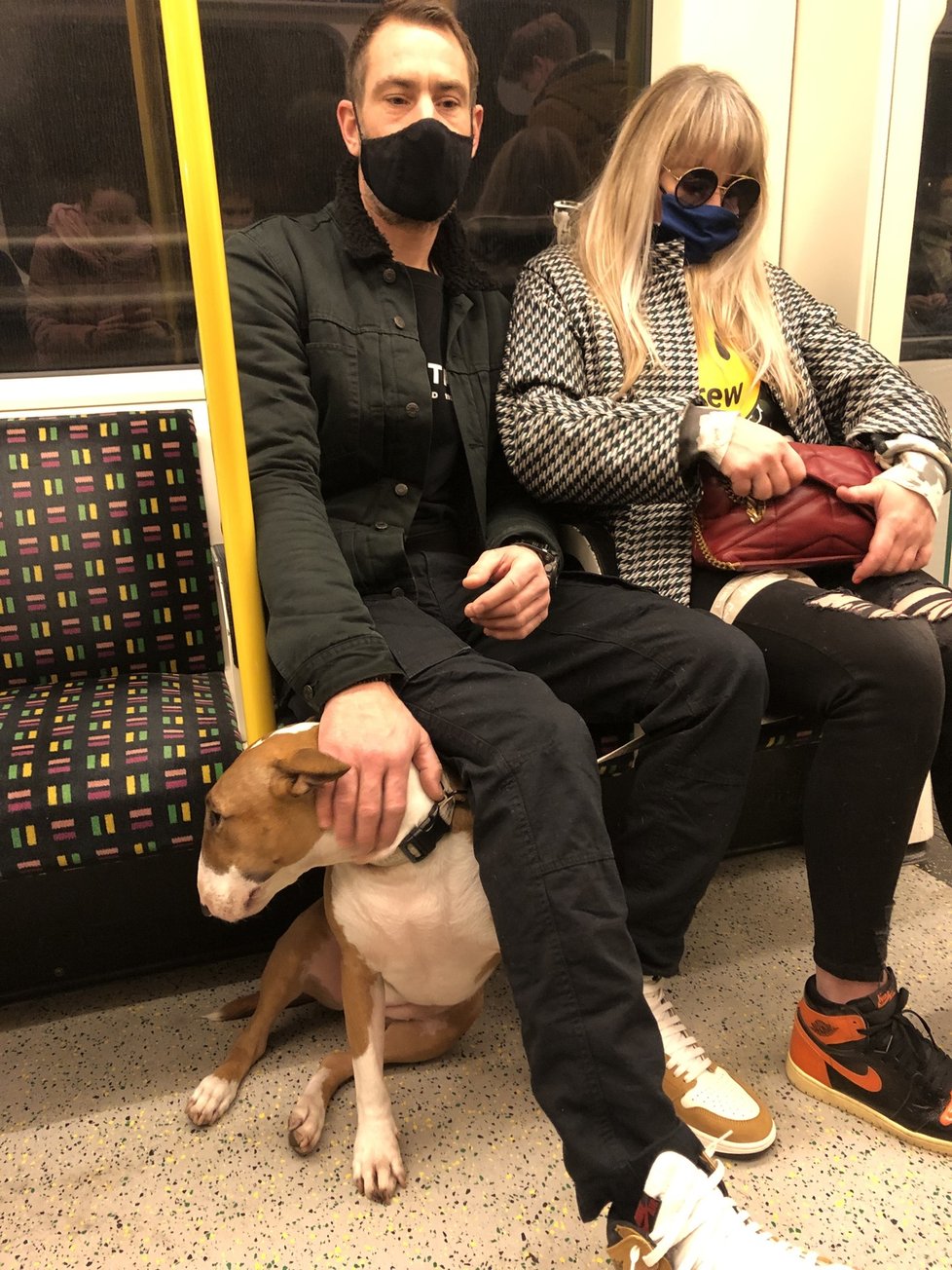 Někteří lidé v metru roušky poctivě nosí.