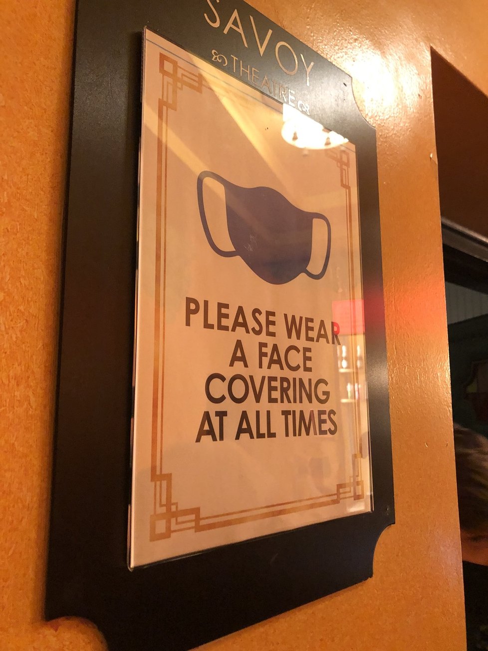 V divadlech visí upozornění, že mají lidé nosit roušky.