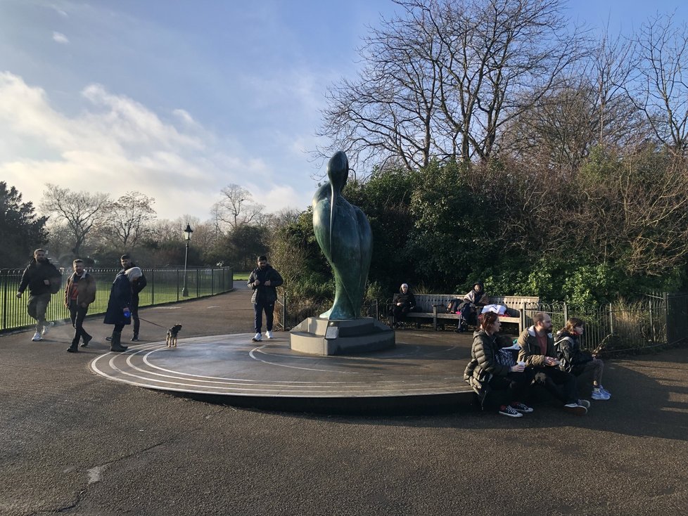 Slunečné počasí v londýnském parku