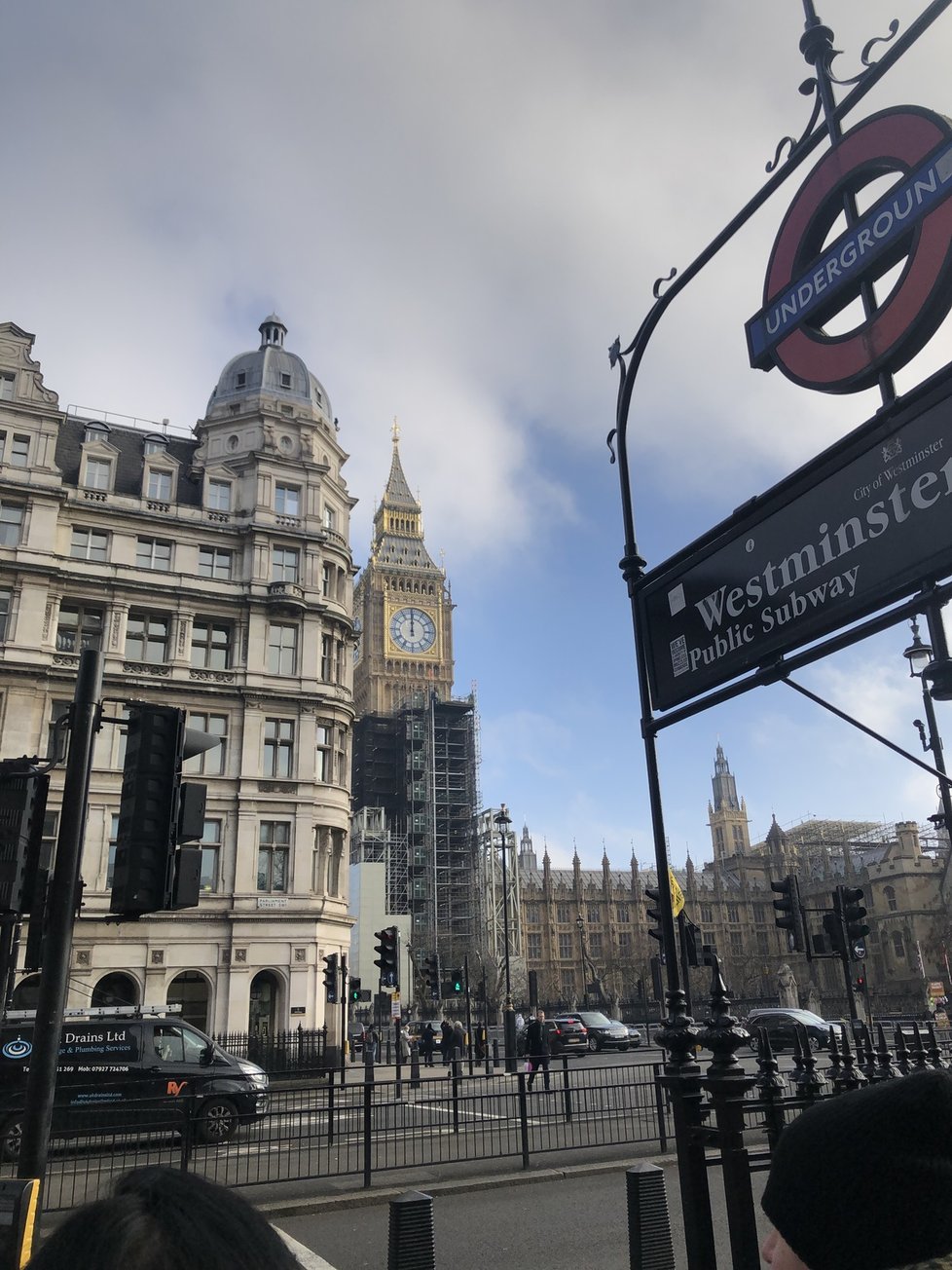 Big Ben prochází náročnou rekonstrukcí, věž je už částečně opravená.