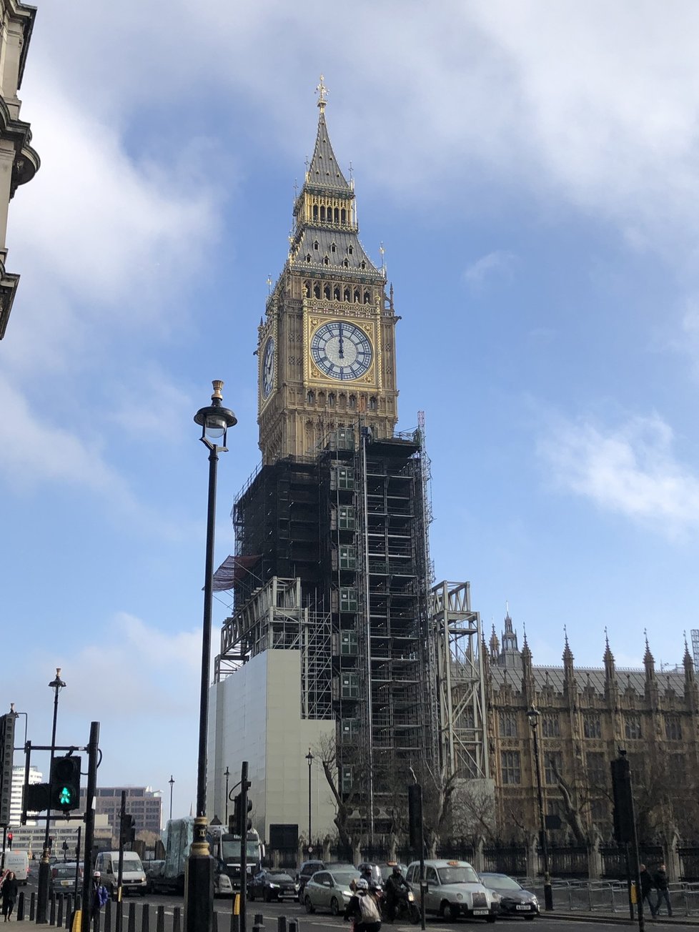 Big Ben prochází náročnou rekonstrukcí, věž je už částečně opravená.