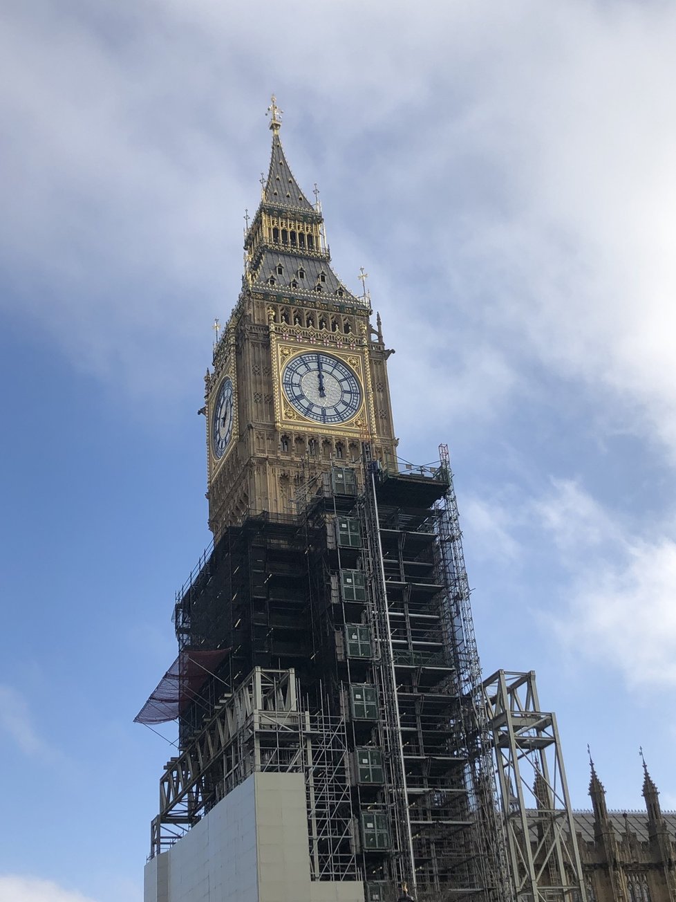 Big Ben prochází náročnou rekonstrukcí, věž je už částečně opravená.