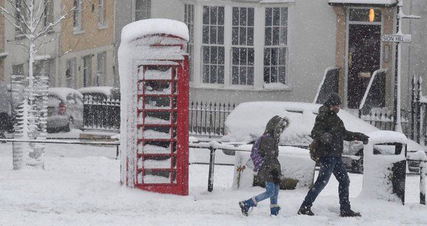 Evropa pod sněhem: Zavřené silnice i školy, laviny v Alpách. Britové mluví o sněhové “apokalypse“