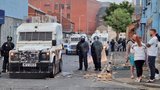 Protesty po vraždě dětí v Británii sílí: Zatčených jsou stovky, úřady přidají místa ve věznicích