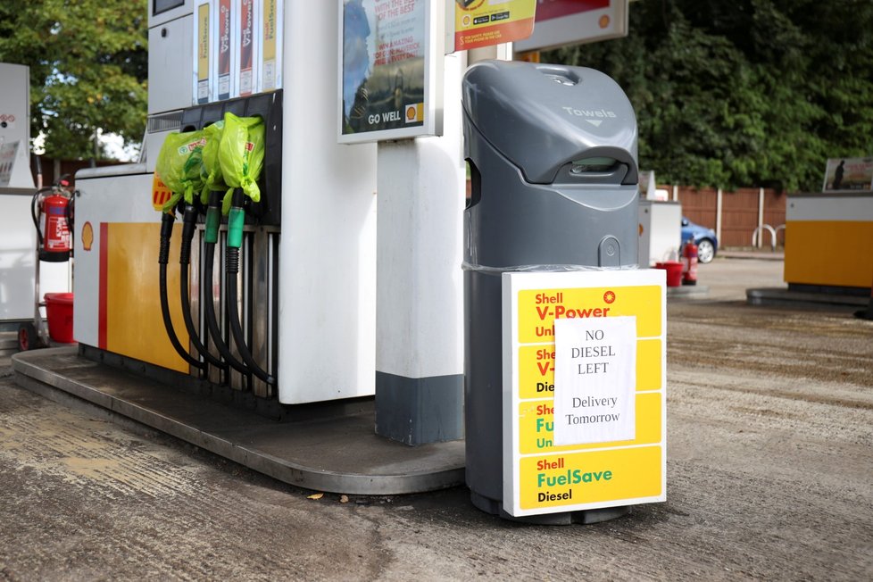 Velká Británie se dál potýká s problémem u čerpacích stanic, až 90 procent z nich nemá palivo (27.9.2021)